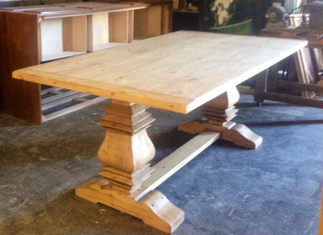Borboleta Decors - Pedestal Table